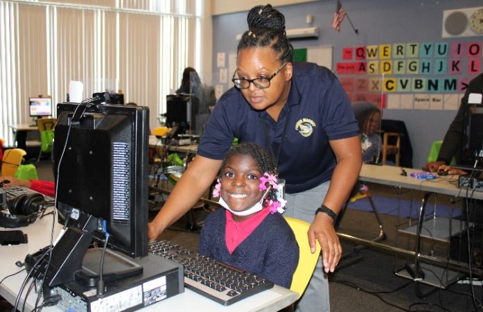  Shumpert with student in computer lab
